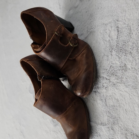 BORN CONCEPT B.O.C heeled size 9 brown leather booties - Picture 2 of 13